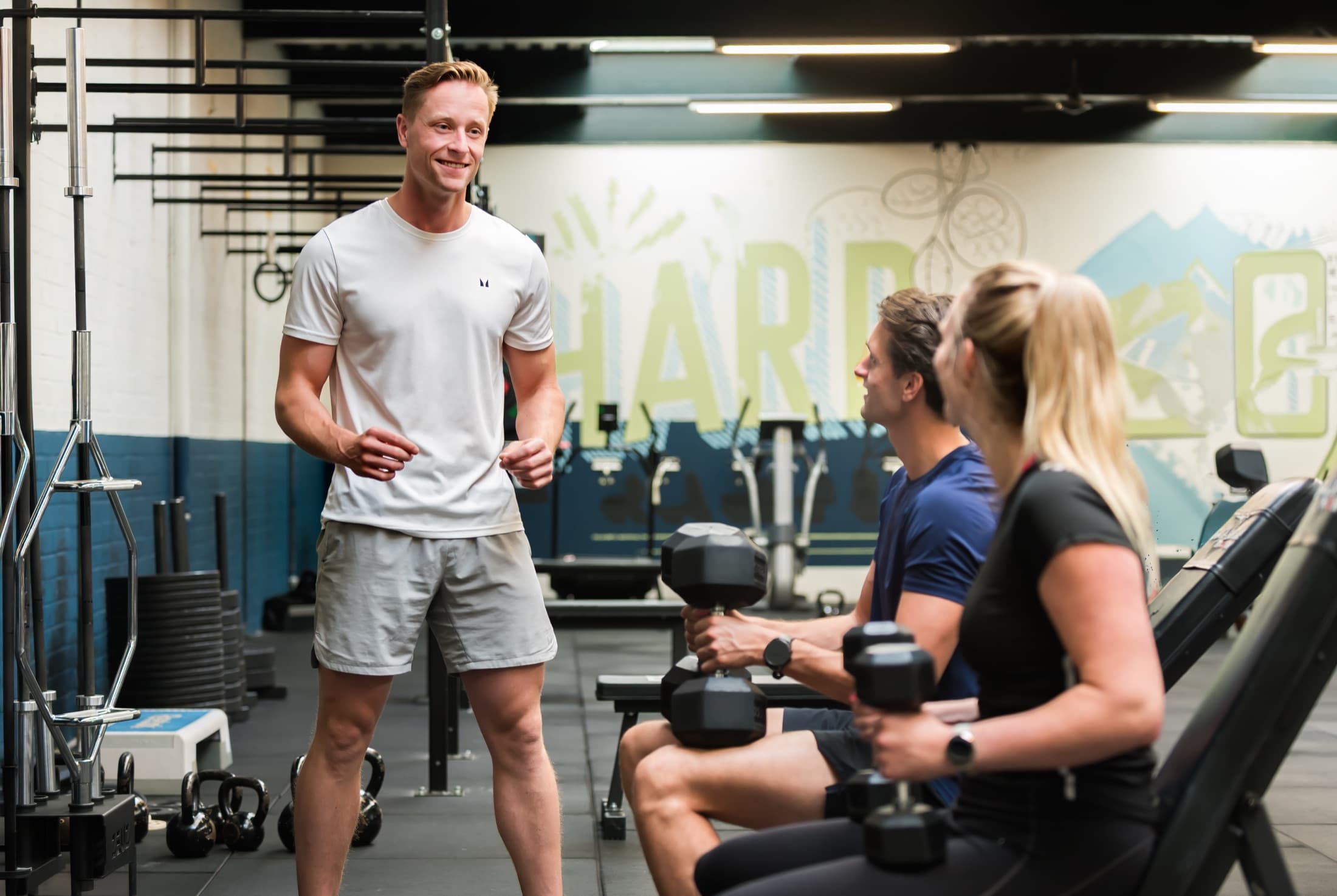 Jelle Stolk begeleidt twee klanten tijdens een training